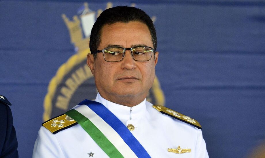 Almirante Almir Garnier assume o comando da Marinha