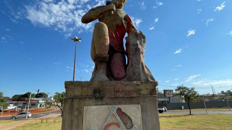 Em setembro do ano passado, a estátua sofreu ação de vandalismo