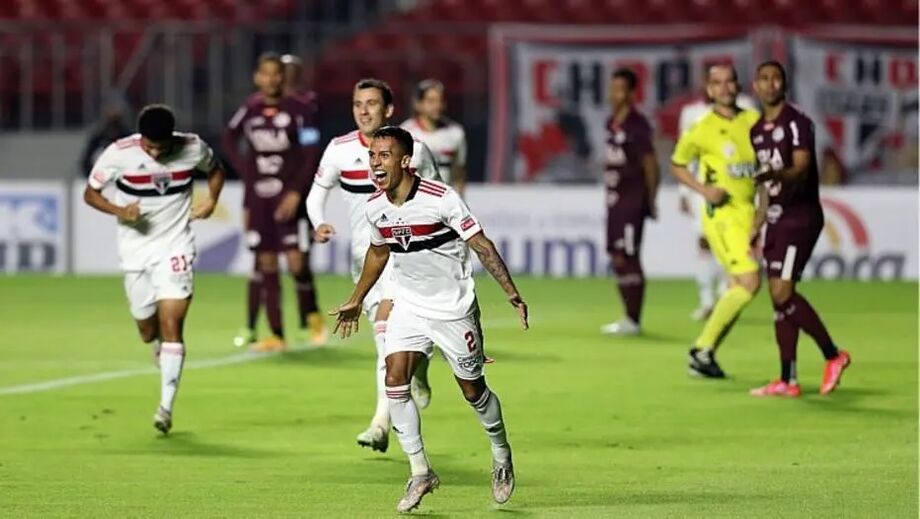 Igor Vinícius comemora gol na vitória do São Paulo