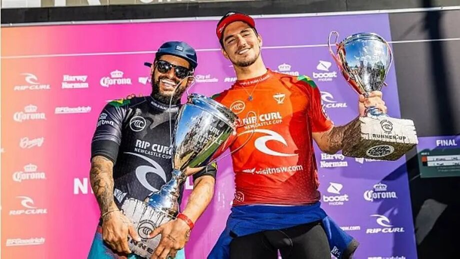 Ítalo Ferreira a direita e Gabriel Medina