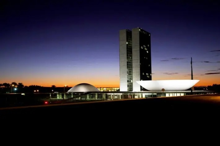 Congresso reage a supersalários da cúpula do governo