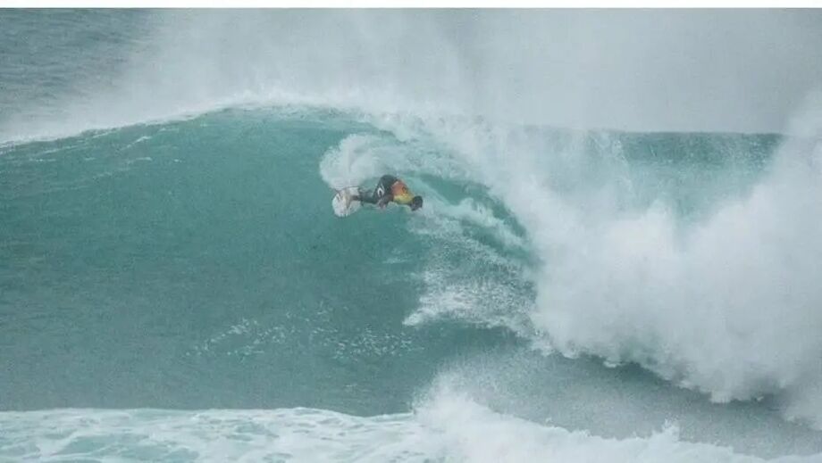 O surfe brasileiro marcou o duelo em duas baterias