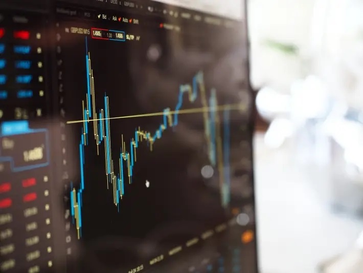 Taxas de juros rondam ajustes, mas dólar e Treasuries ajudam no viés de baixa