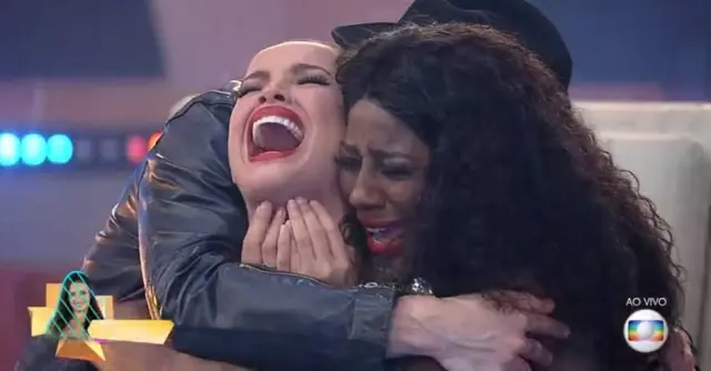 Os finalistas Camilla e Fiuk abraçam a vencedora Juliette