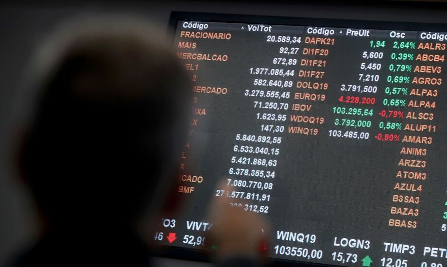 A despeito da preocupação com a aceleração inflacionária global, o Ibovespa tenta recuperação nesta quinta-feira e sobe acima dos 120 mil pontos, depois de ter perdido essa marca na véspera