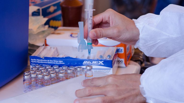 O recebimento de 9,4 mil doses da Coronavac nesta sexta-feira (14) irá permitir a vacinação do público