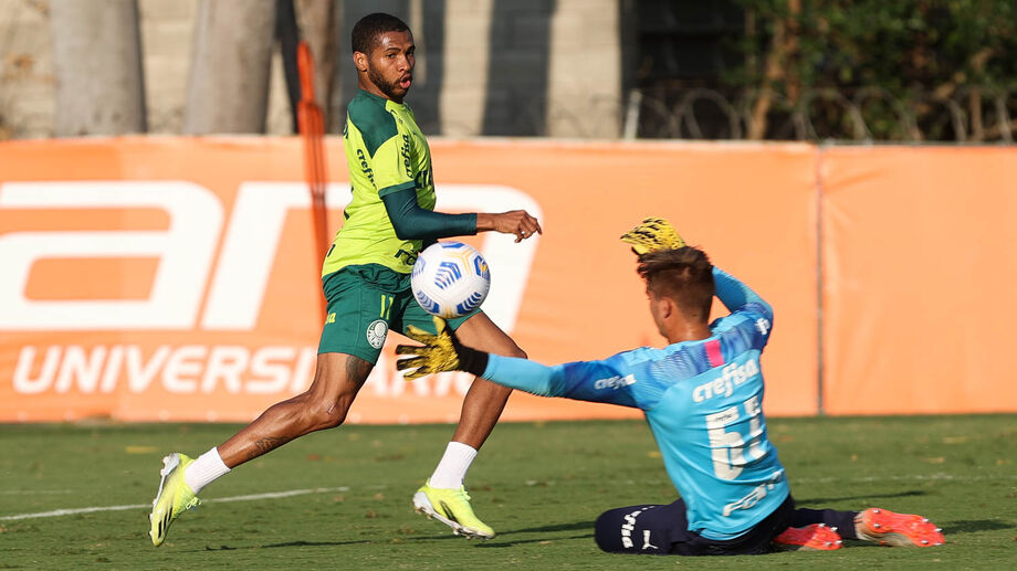 O atacante Wesley durante treinamento na Academia de Futebol