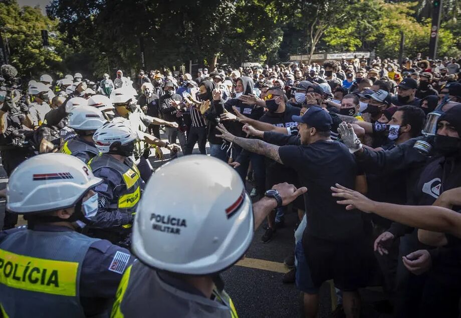 Manifestantes anti- Bolsonaro enfrentam a PM (em 2020)