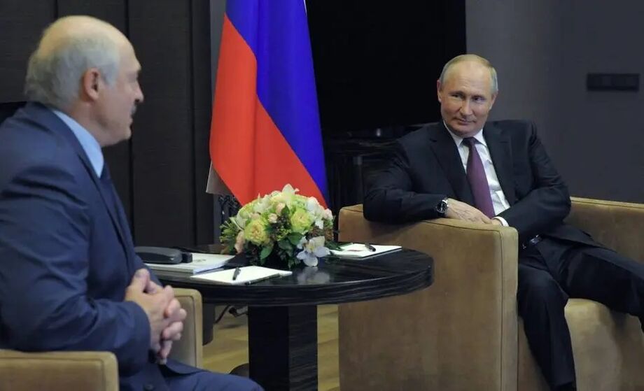 O ditador belarusso Alexander Lukashenko em encontro com o presidente russo Vladimir Putin