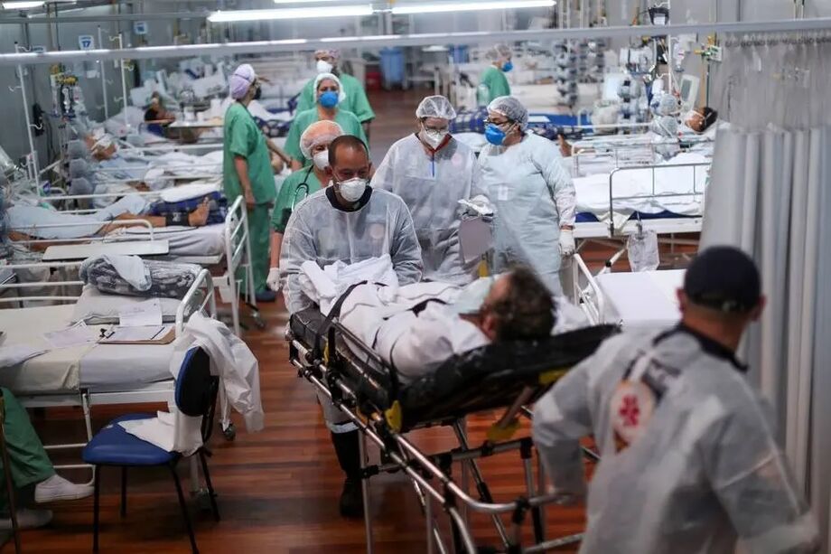 Pacientes com coronavírus são atendidos em hospital de Santo André, na Grande São Paulo