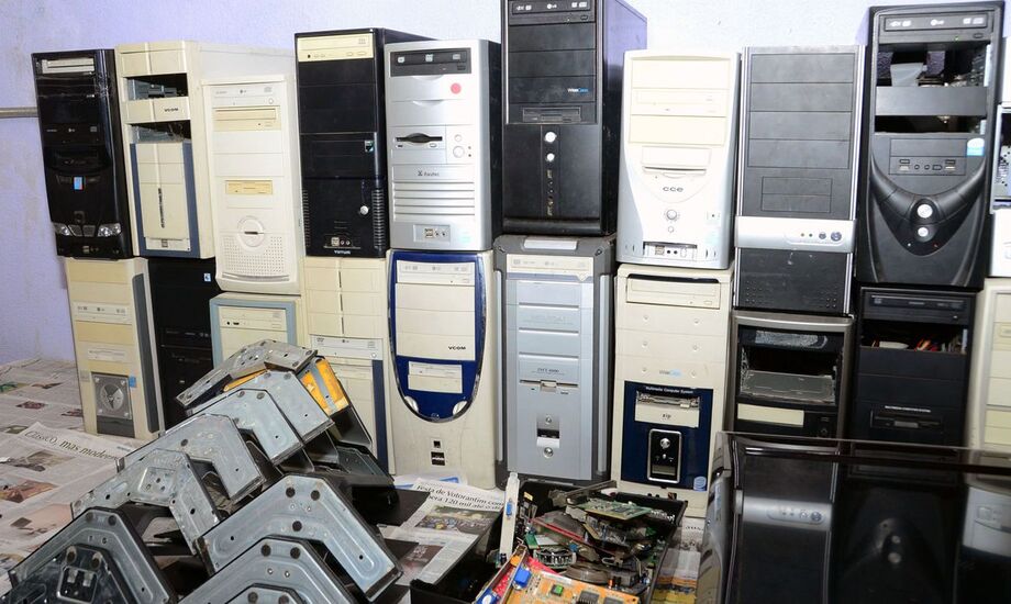 Ele abrange não somente computadores e celulares, mas qualquer tipo de eletrodoméstico, como micro-ondas, geladeiras e máquinas de lavar.