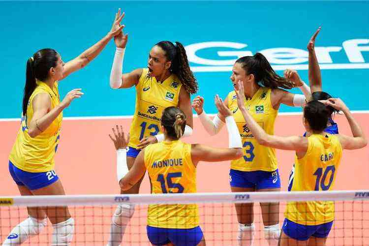 Na estreia, as brasileiras venceram o Canadá, de virada, por 3 sets a 1.