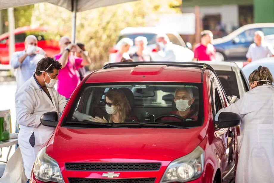 Vacinação contra a covid-19 em posto drive-thru