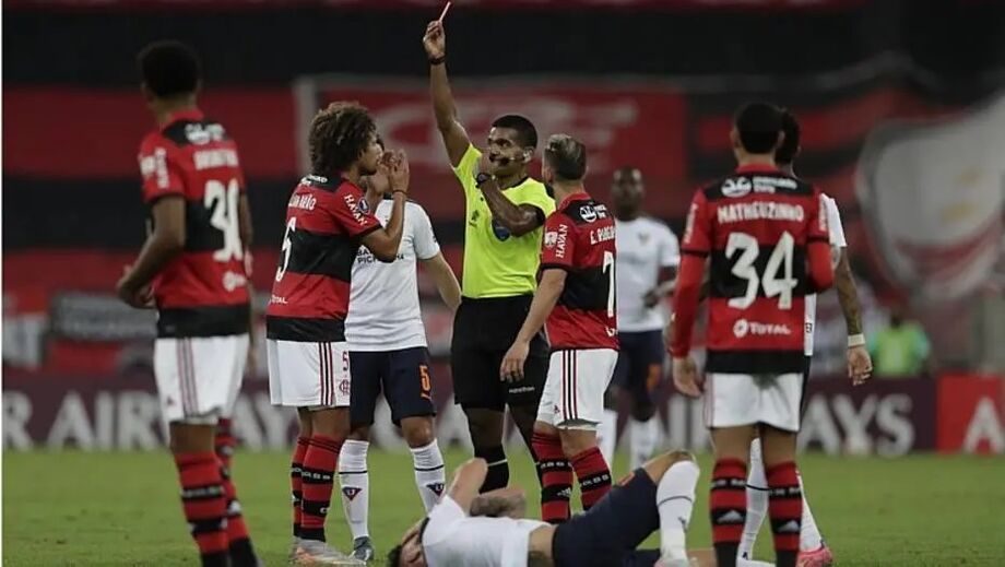 Willian Arão foi expulso com 14 minutos do primeiro tempo