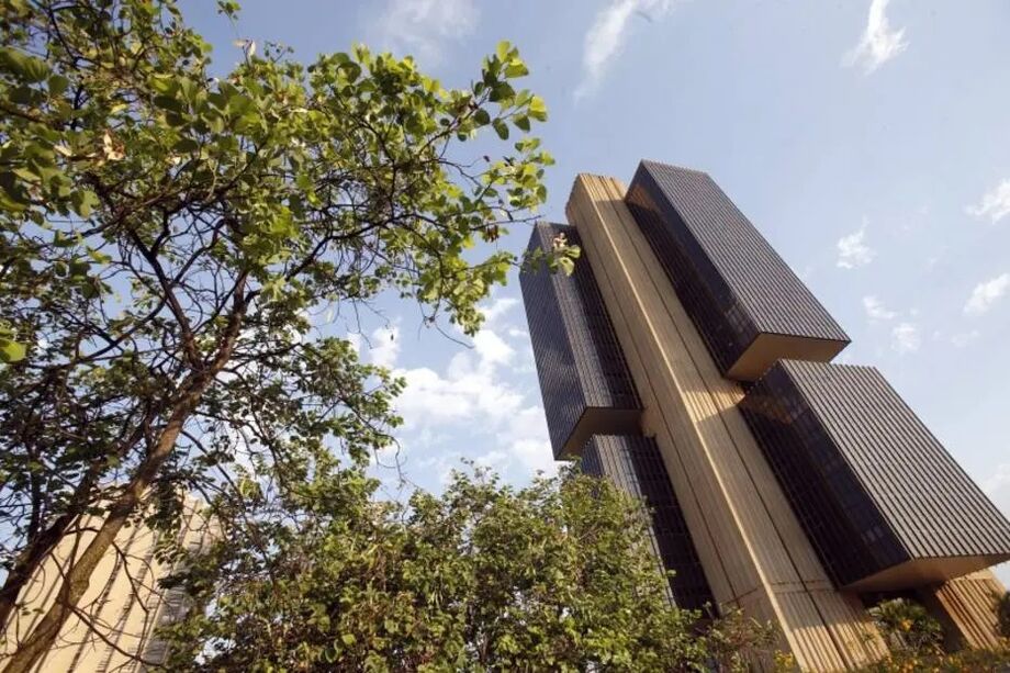Às 9h17 desta sexta, a taxa do contrato de depósito interfinanceiro (DI) para janeiro de 2027 subia a 8,57%