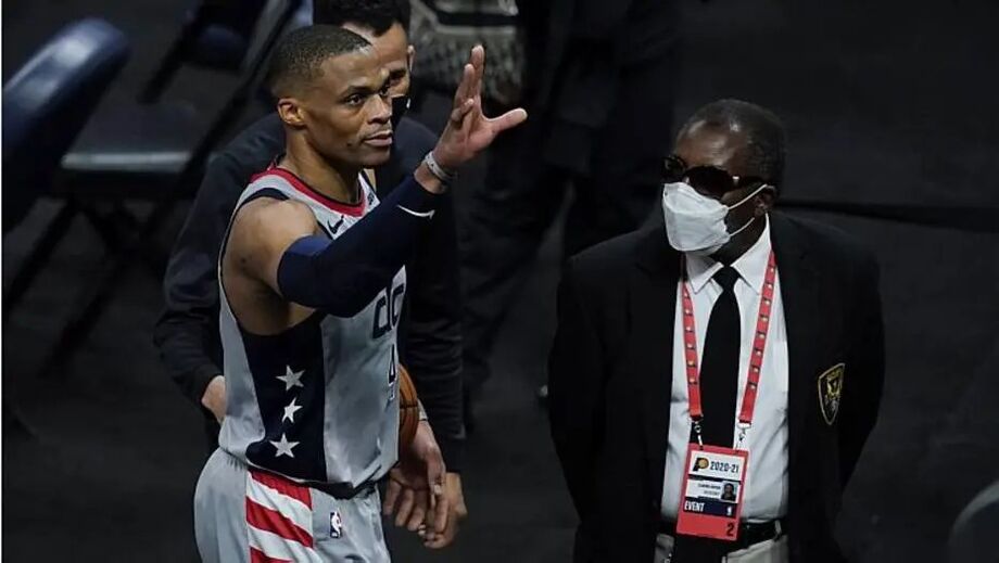 Westbrook iguala recorde de triplo-duplos da NBA