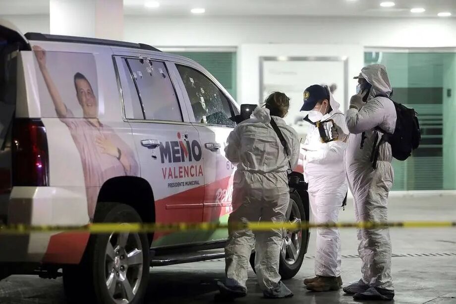 Peritos examinam a van de Guillermo Valencia, candidato a prefeito da cidade de Morelia: 37 tiros e um milagre