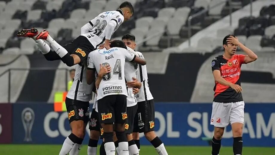 Corinthians goleia o River Plate-PAR na Neo Química Arena