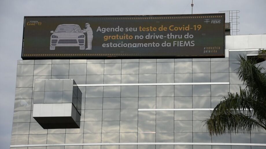 O drive-thru de testagem está instalado no Edifício Garagem do Sistema FIEMS