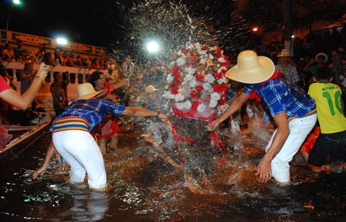 Conhecido como festa junina no Pantanal, o Banho de São João tem um roteiro que inclui a decoração de altares e andores, queima de fogueiras e realização de oferendas