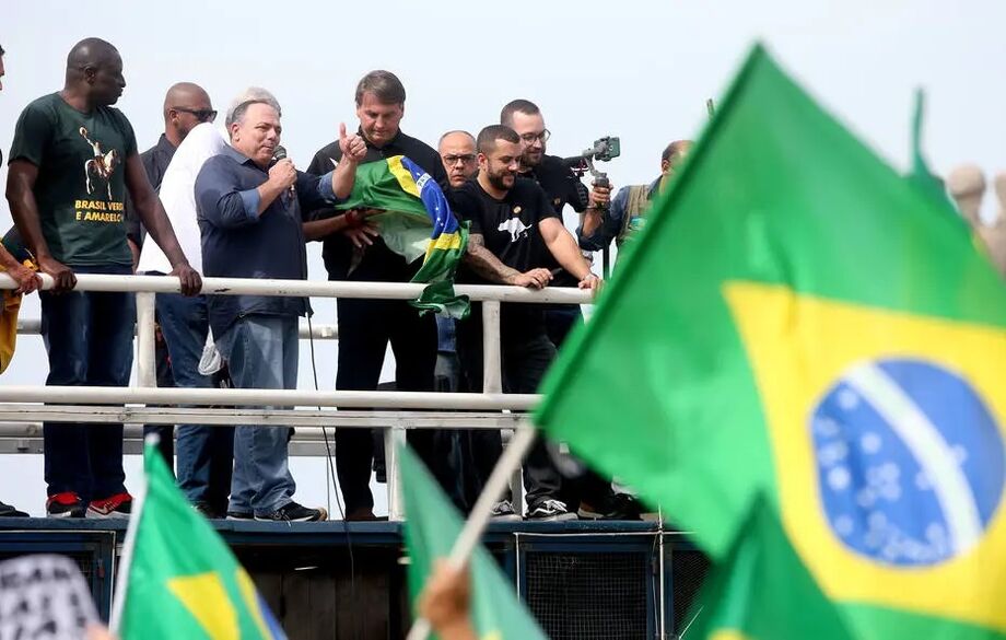 O ex-ministro da Saúde, Eduardo Pazuello, e o presidente Jair Bolsonaro discursam a apoiadores em ato no Rio de Janeiro