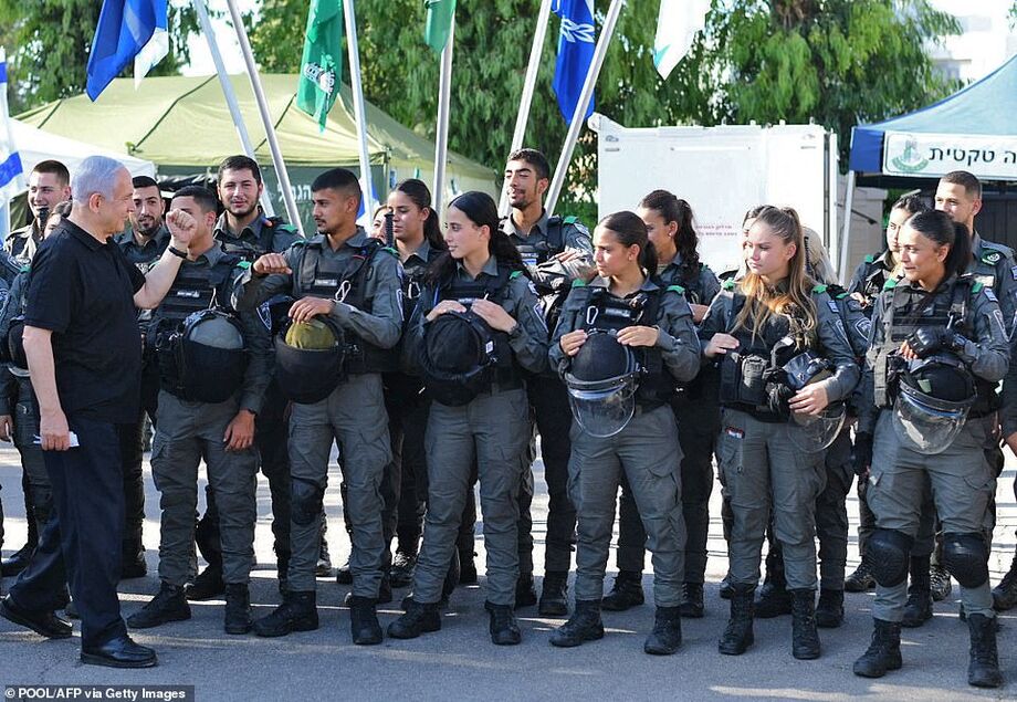 O primeiro-ministro, Binyamin Netanyahu, se encontra com membros da polícia de fronteira em Lod.