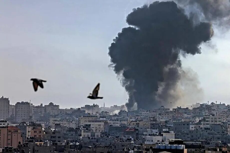 Cidade de Gaza é tomada por fumaça cinza após ataque aéreo de Israel