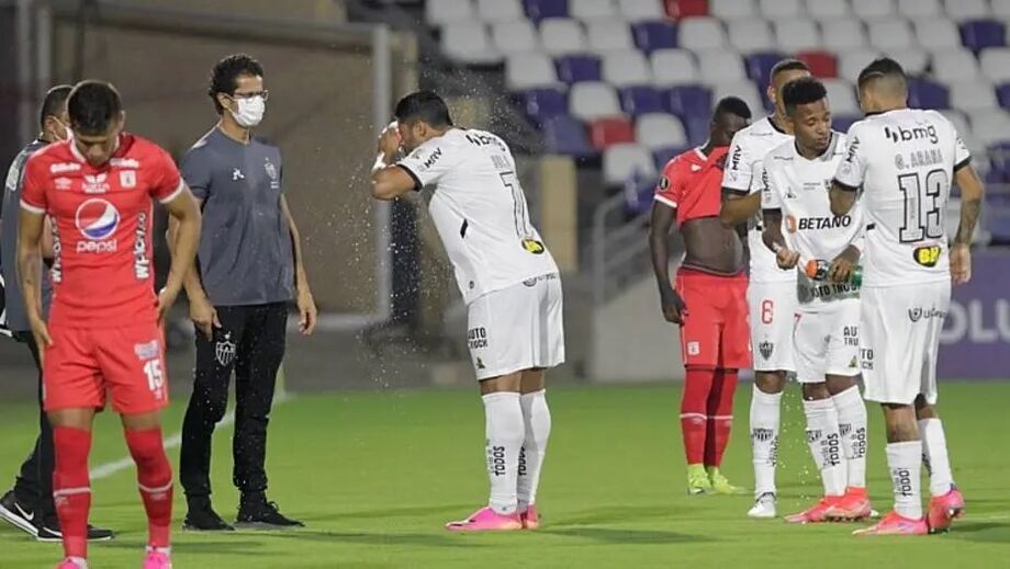 Jogadores jogam água no rosto e nos olhos para amenizar o efeito do gás lacrimogêneo
