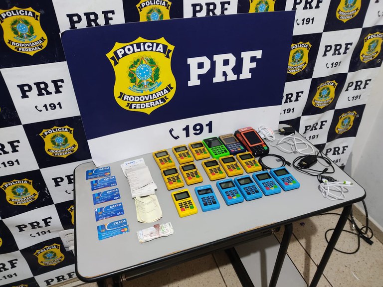 Após vistoria, os agentes localizaram diversas maquininhas de cartão, alguns extratos e cartões bancários de outras pessoas