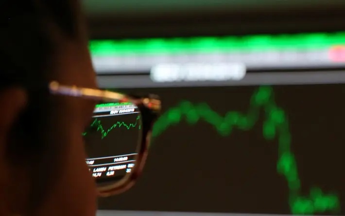 Apesar de feriados e temor com seca, Ibovespa testa nova marca recorde