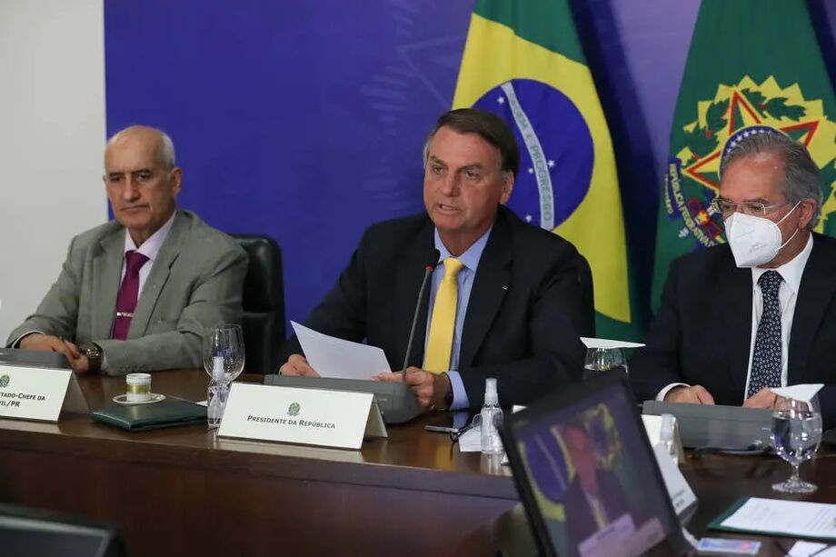 O presidente Jair Bolsonaro discursou na abertura do Fórum de Investimentos Brasil 2021 ao lado dos ministros Luiz Eduardo Ramos (à esq.) e Paulo Guedes