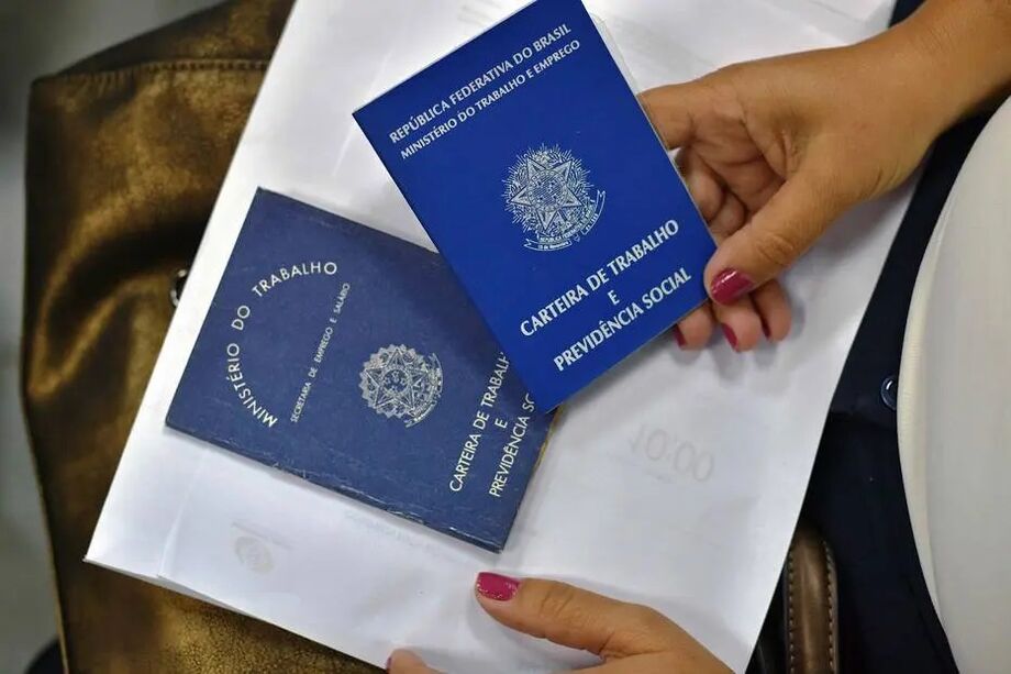 Já o total de pessoas trabalhando somou 85,6 milhões, uma queda de 4,8% na comparação com março de 2020