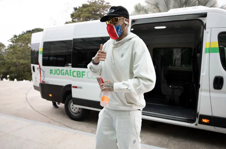Neymar chega à Granja Comary para iniciar treinamentos com a seleção brasileira