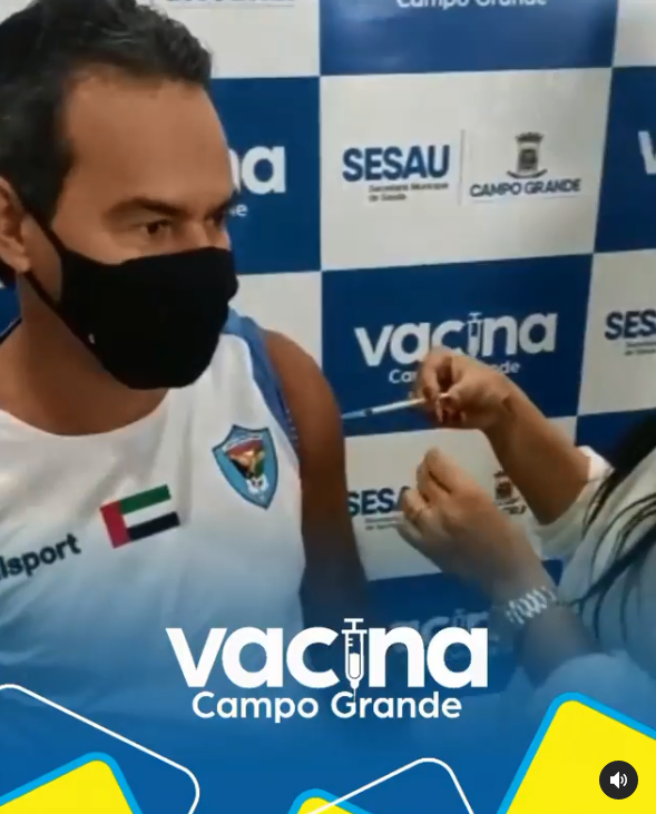 Prefeito Marquinhos Tard recebendo a 1ª dose da vacina