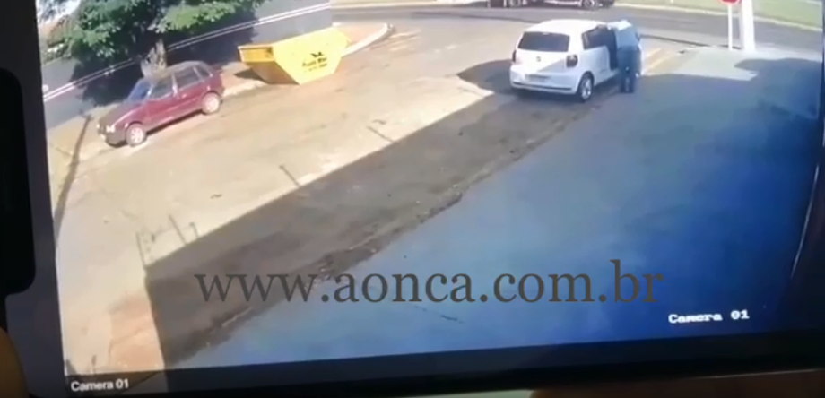 As imagens da câmera de segurança do local mostram o momento exato em que o homem é baleado