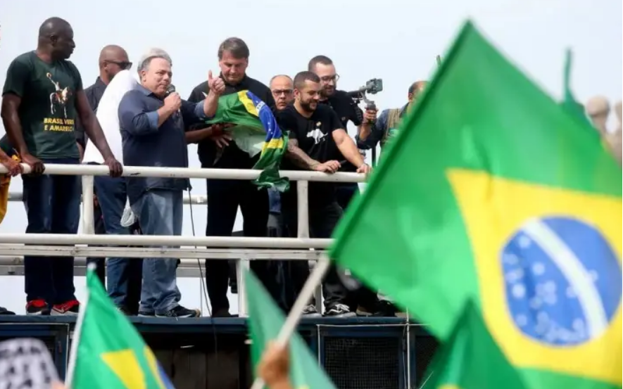 O ex-ministro da Saúde, Eduardo Pazuello, e o presidente Jair Bolsonaro discursam a apoiadores em ato no Rio de Janeiro