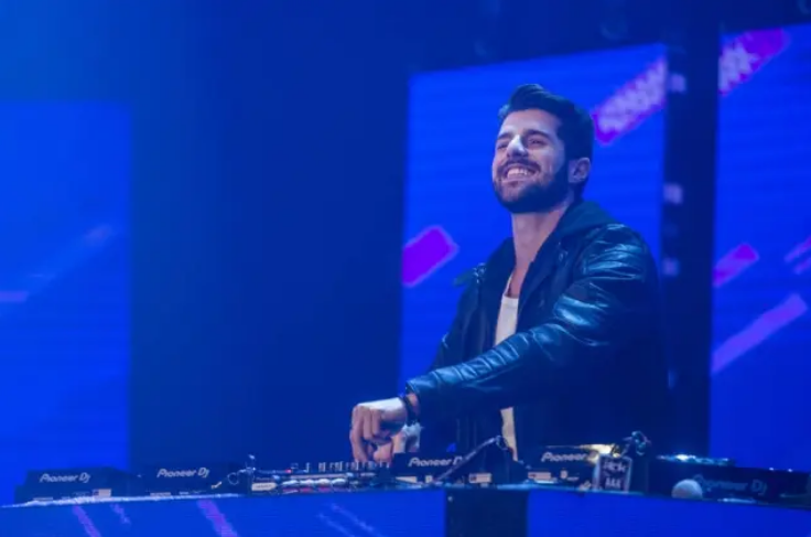 O DJ Alok se apresentando no 'Big Brother Brasil 20'