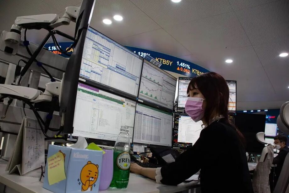 Mulher usa máscara no mercado de Seul, na Coreia do Sul