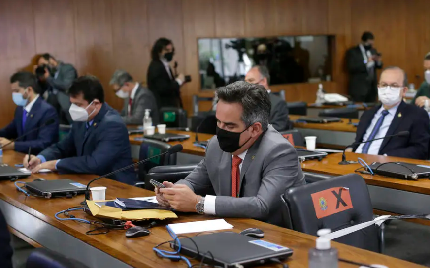 Senador Ciro Nogueira (Progressistas-PI) olha o celular durante sessão da CPI