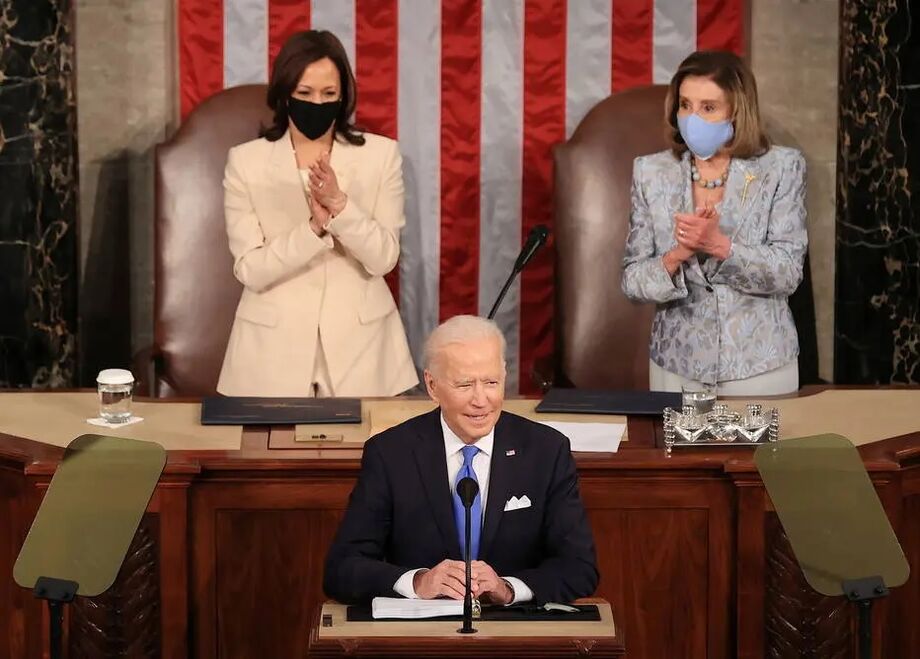 O presidente Joe Biden faz discurso, acompanhado pela vice-presidente Kamala Harris e a presidente da Câmara Nancy Pelosi
