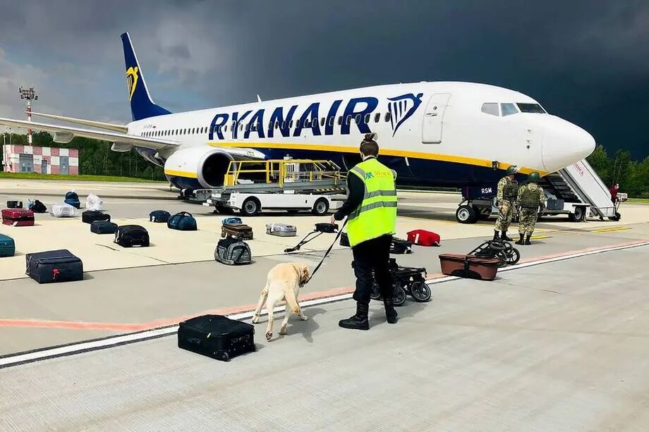 Cachorros inspecionam malas de avião interceptado no aeroporto de Minsk; nenhum explosivo foi encontrado