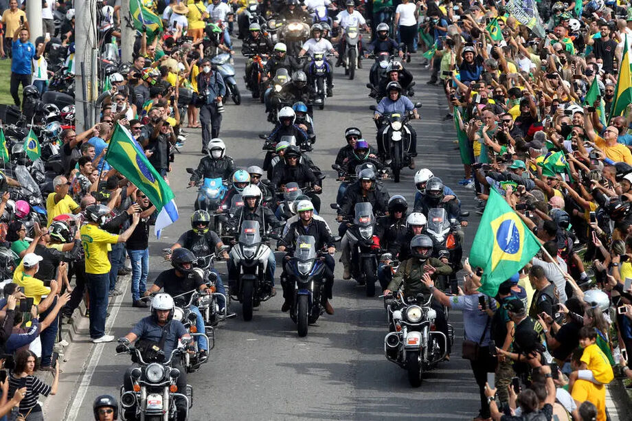 Jair Bolsonaro participa de passeio de motocicleta junto a apoiadores no Rio de Janeiro
