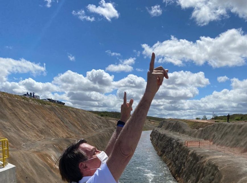 O presidente Jair Bolsonaro na abertura das comportas de um trecho da transposição do Rio São Francisco