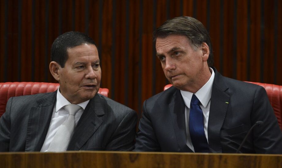 Mourão, à esq., vice-presidente da República, e Bolsonaro, à dir., presidente da República