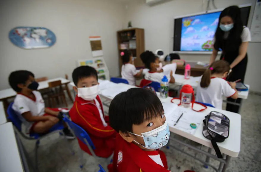 Professores usam quadro negro digital na Escola Chinesa Internacional, no Rio