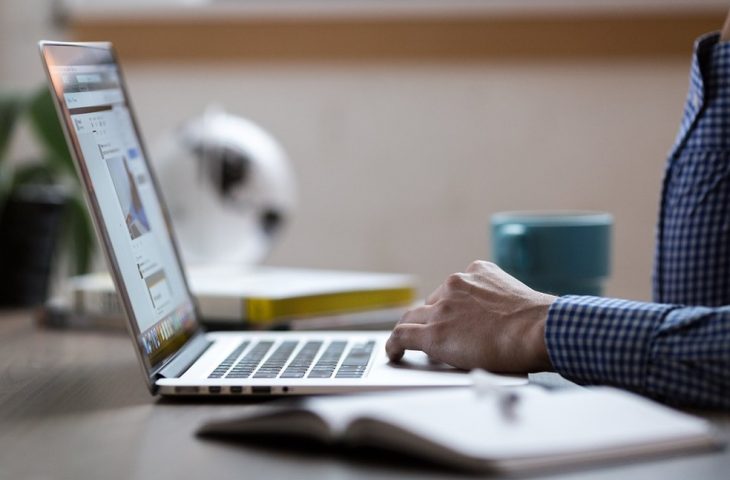 O programa é dividido em 11 etapas que abordam finanças, comunicação online e offline, gestão de pessoas, entre outros