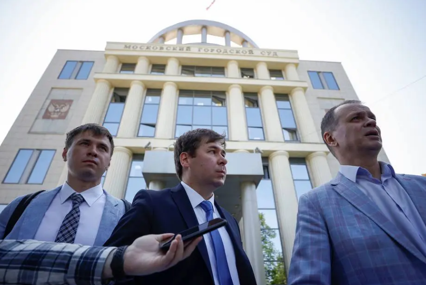 Advogados do FBK, grupo anticorrupção fundado por Alexei Navalni, falam com a imprensa em frente ao tribunal de Moscou que julga ação para considerar extremistas organizações de oposição