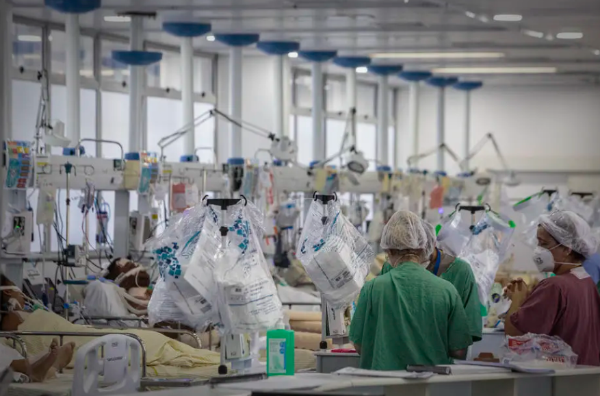 Pandemia da covid-19 continua com taxa de transmissão considerada alta no Brasil