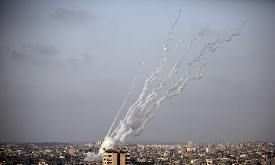 Mísseis são disparados por militantes do Hamas em direção a Israel nesta segunda