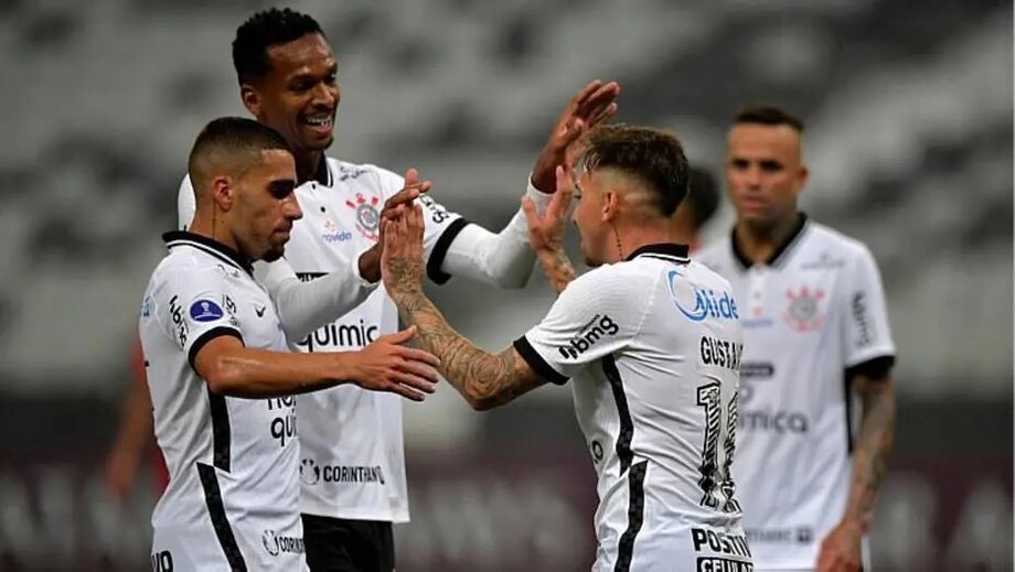 Jogadores do Corinthians comemoram gol na goleada sobre o Huancayo